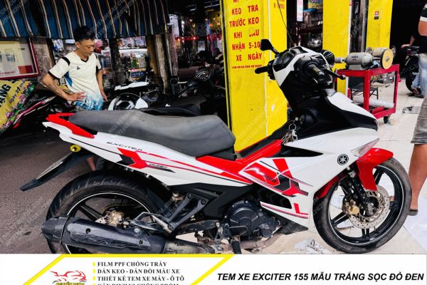 Tem trùm xe Exciter 155 màu trắng sọc đỏ đen