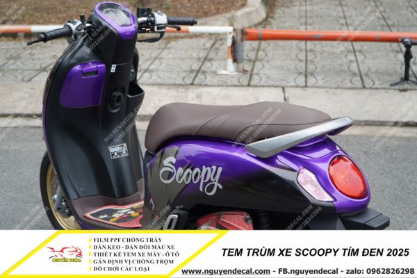 Tem trùm xe Scoopy tím đen 2025