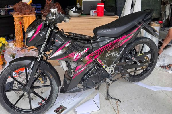 Tem zin xe Satria F150 đen hồng