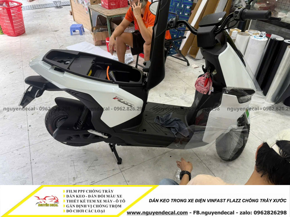 D&aacute;n keo trong xe điện Vinfast Flazz
