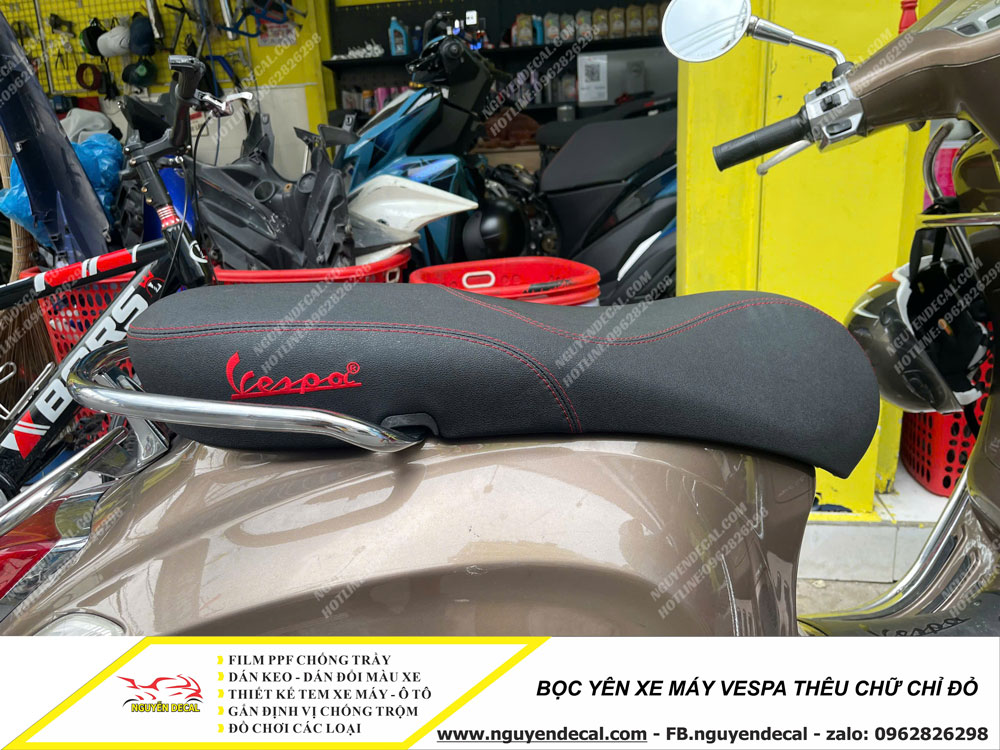 Bọc yên xe máy Vespa thêu chữ chỉ đỏ