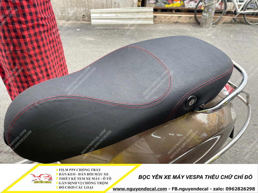 Bọc yên xe máy Vespa thêu chữ chỉ đỏ